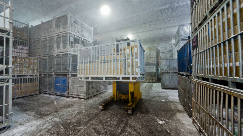 Muletto che trasporta una cassa in ambito industriale sotto la neve 