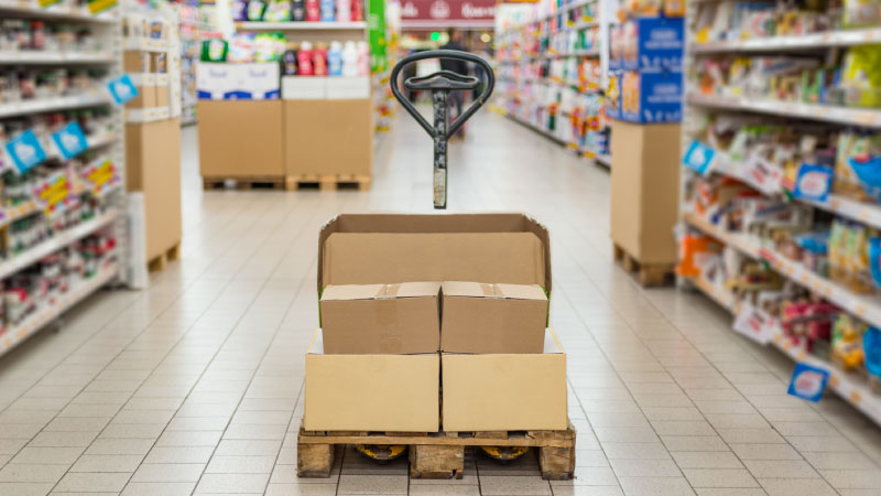 Carrello per lo spostamento di merci in una corsia del supermercato 