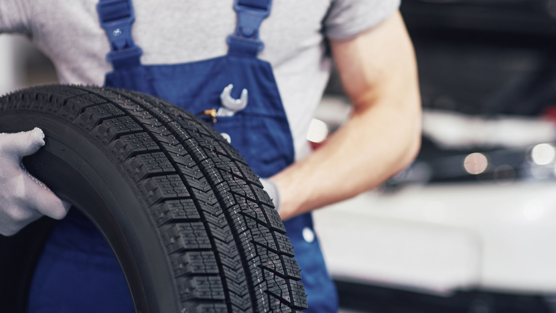 Le soluzioni di porte rapide industriali per il settore del cambio gomme