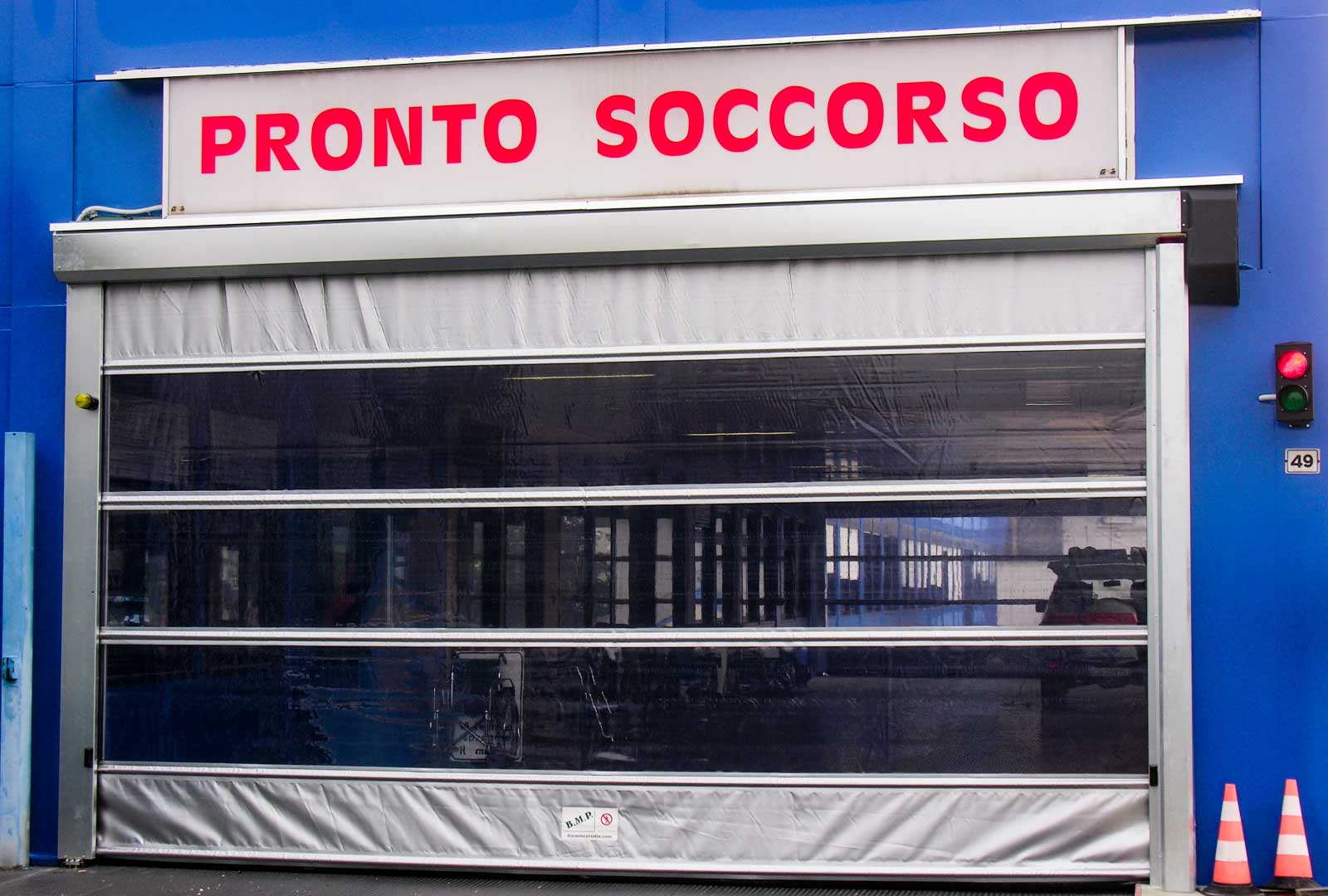 Roll - porta industriale autoportante - installazione pronto soccorso