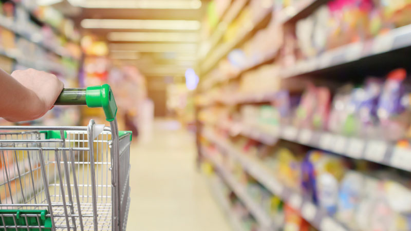 Persona che spinge il carrello al supermercato 